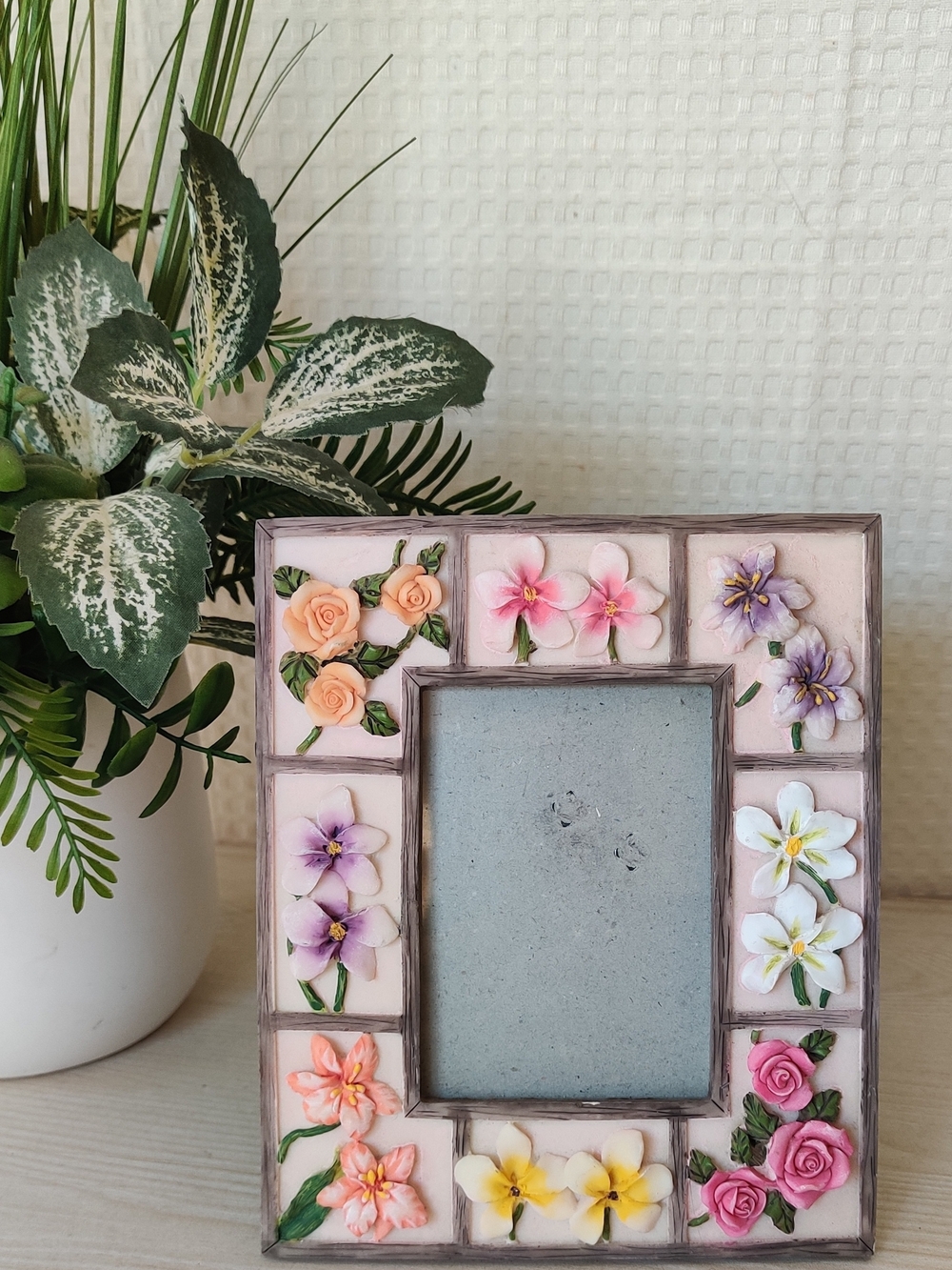 Giftco Vintage 3D Resin Floral Picture Frame, Fits 3"X 4" Photo
